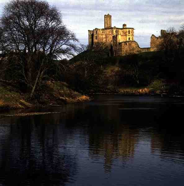 Veduta del Castello di Warkworth, sede della famiglia Percy da School English