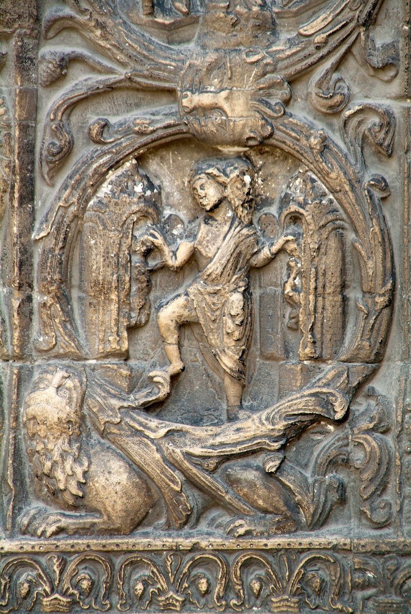 Arte gotica: Piedritto del portale destro della facciata occidentale della Basilica di Saint Denis che rappresenta il lavoro dei campi: Gennaio. Saint-Denis, Francia da School French