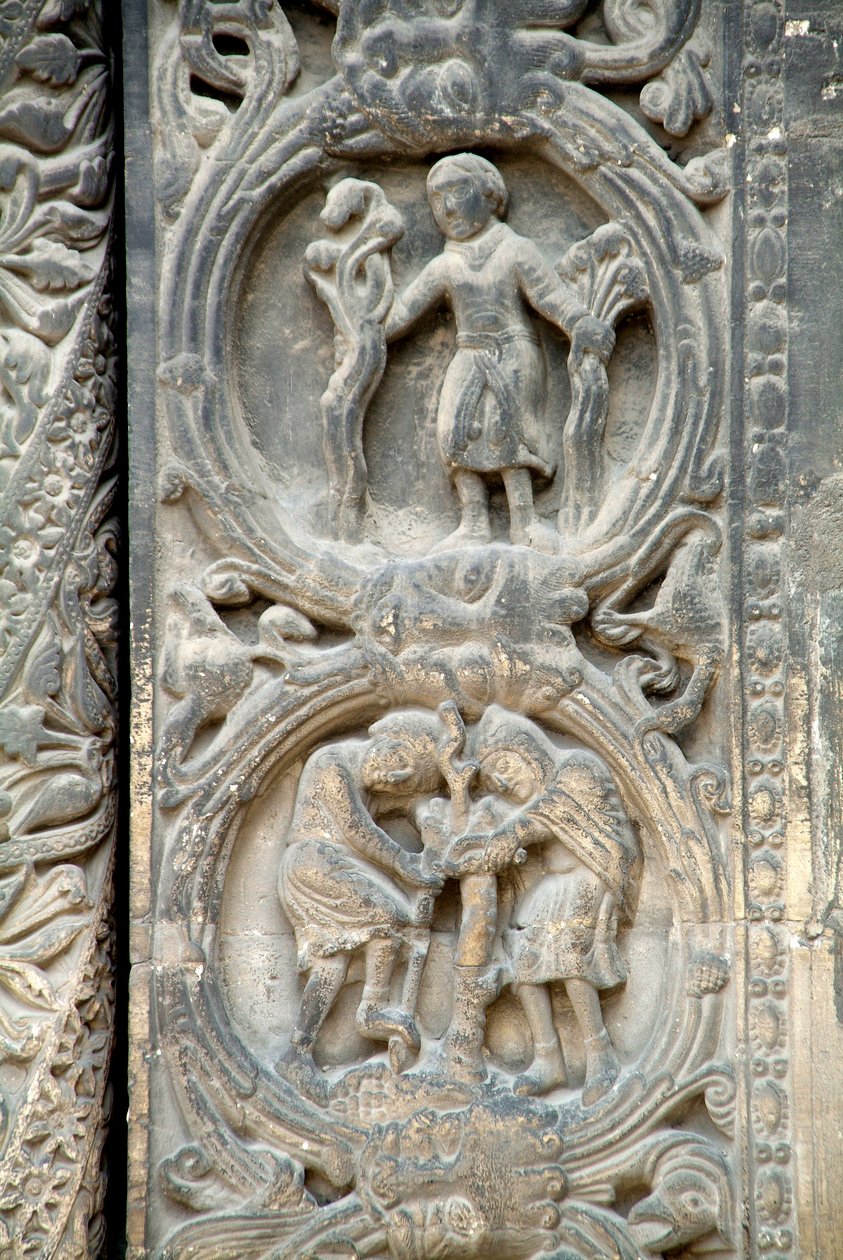 Arte gotica: Piedritto del portale destro della facciata occidentale della Basilica di Saint Denis che rappresenta il lavoro dei campi: Aprile (in alto) e Marzo (in basso). Saint-Denis, Francia da School French