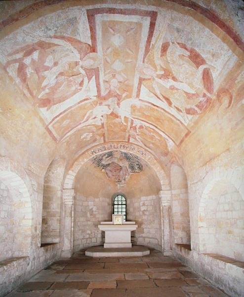 La cripta, dalla chiesa precedente del 1030, con affreschi di Cristo su un cavallo bianco circondato da angeli, dal XII secolo da School French
