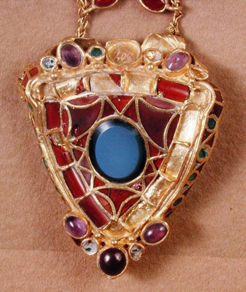 Spilla con granati indiani e onice, fine IV secolo (pietra semi-preziosa incastonata in base d