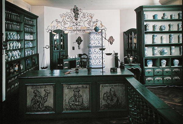Ricostruzione di una farmacia con mobili e oggetti del XVIII secolo dal XII al XVIII secolo da School German