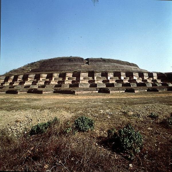 Veduta dello Stupa di Nandangarh, ritenuto contenere le ceneri di Buddha da School Indian