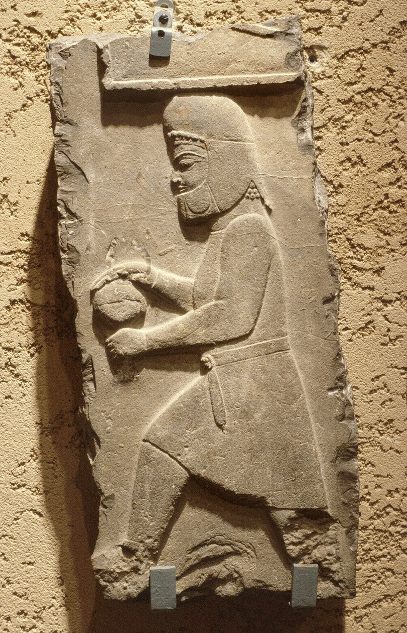 Un Medo alla Corte Reale di Persepoli con un Vaso Coperto, Achemenide, c. 500 a.C. da School Iranian