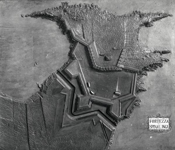 Una mappa in rilievo della fortezza veneziana a Spinalonga, Creta nel 1619 da School Italian