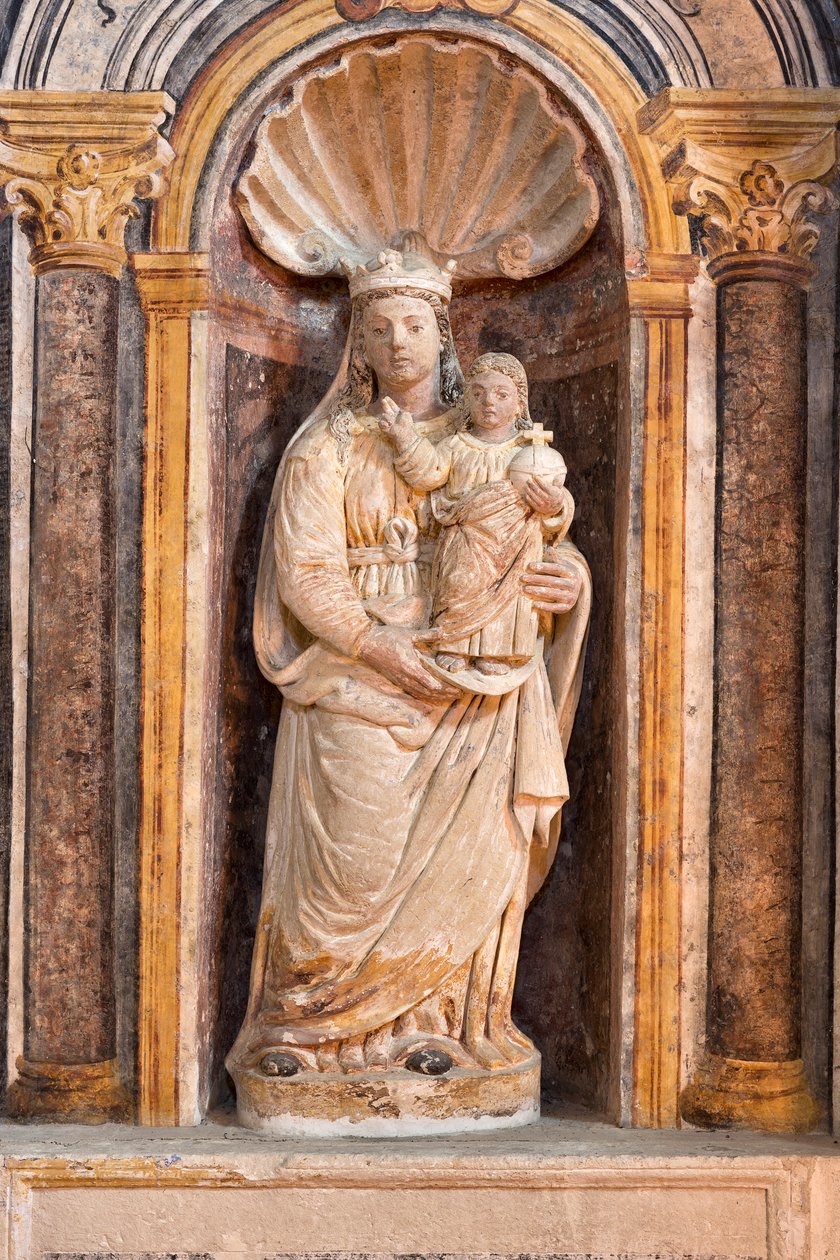 Statua della Madonna con bambino all