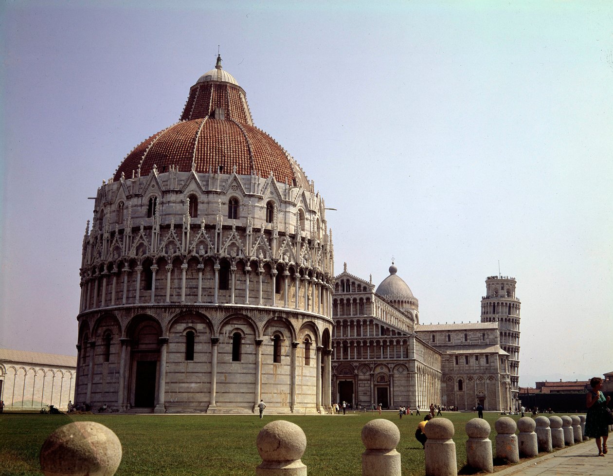 Architettura medievale: vista del Battistero, del Duomo e della Torre di Pisa sul Campo dei Miracoli, Italia da School Italian