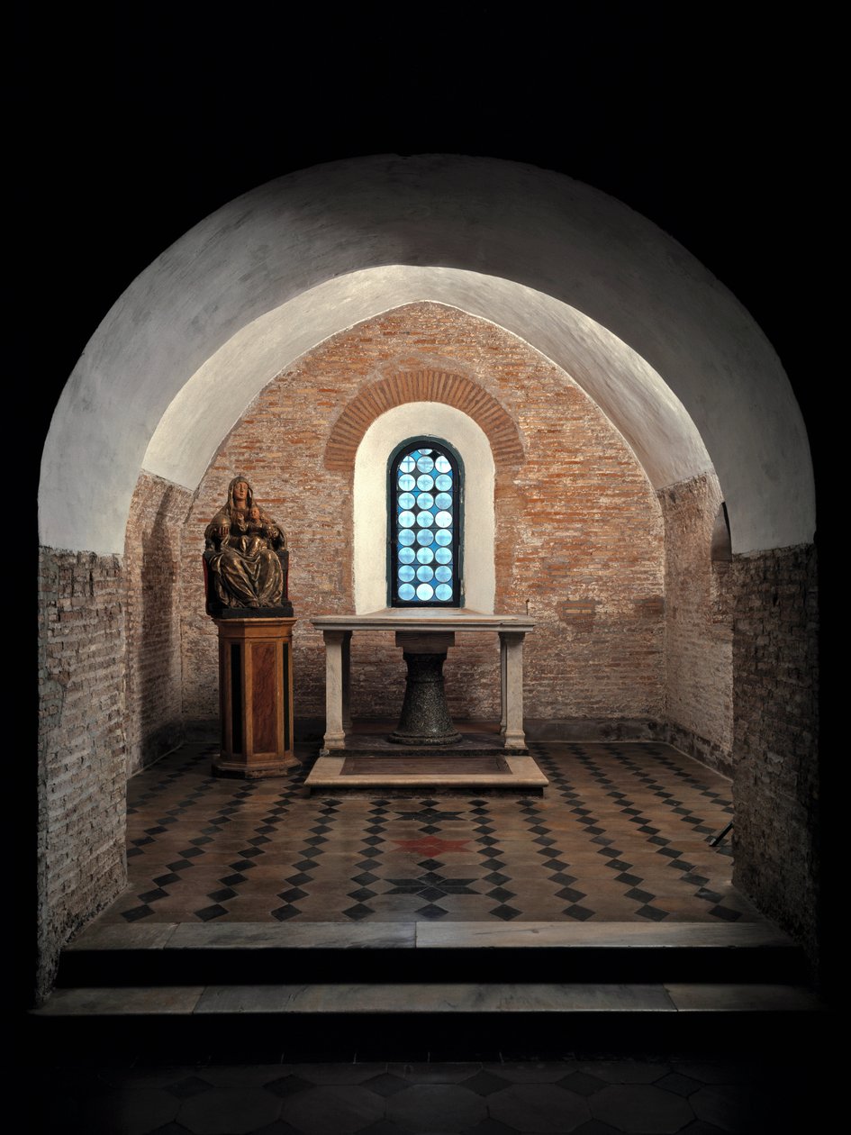 Vista della prima cappella della Chiesa dei Santi Vincenzo e Anastasio, Abbazia delle Tre Fontane vicino a Roma da School Italian