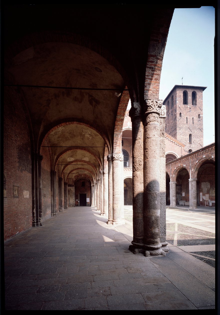 Vista del portico della chiesa di Sant