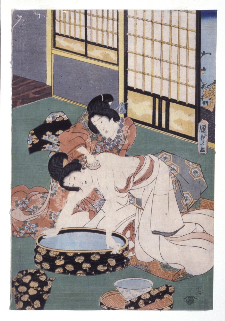 Compagna che pulisce la polvere dal collo e dalle spalle di una donna da School Japanese