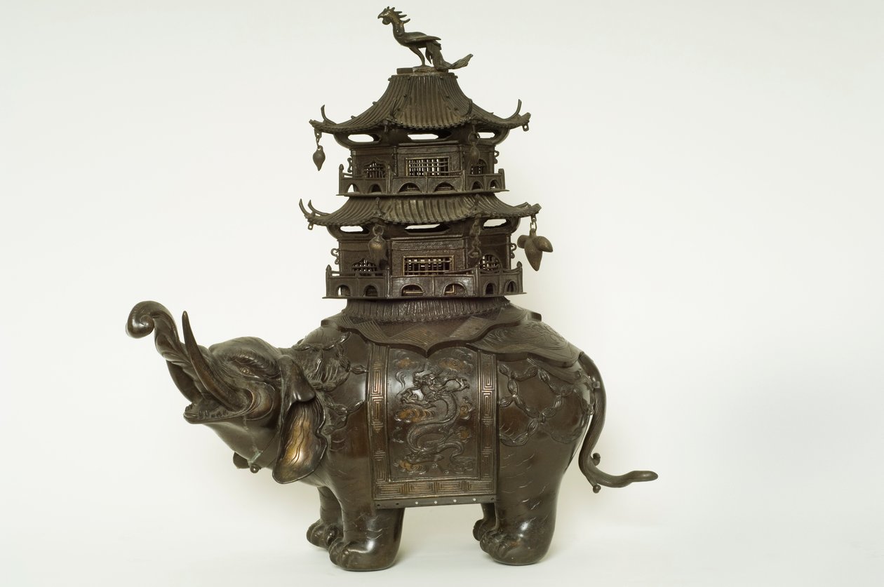 Figura di un elefante con coperta da howdah, surcingle elaborato e un edificio a pagoda da Japanese School