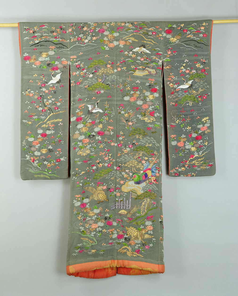 Abito grigio decorato con fiori e uccelli, giapponese da Japanese School