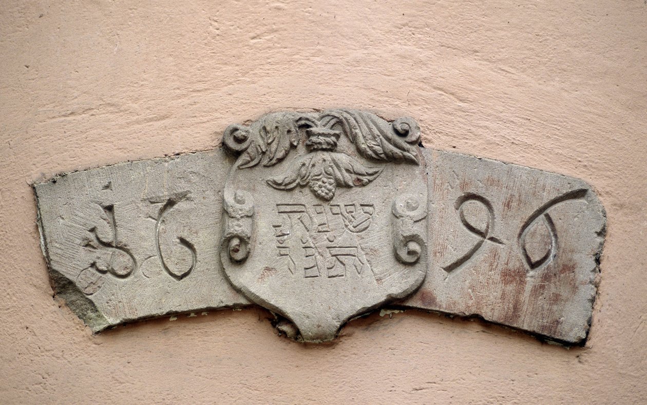 Il vicolo degli ebrei a Obernai (67). Luoghi di culto: iscrizione con una data ebraica e la corrispondente data dell