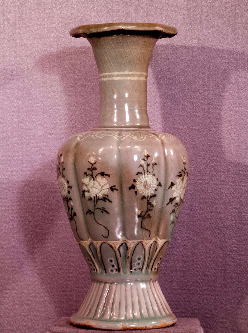 Arte coreana: vaso in ceramica decorato con fiori. Periodo Koryo da School Korean