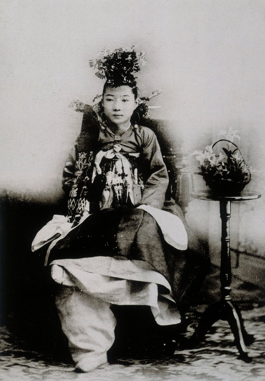 Donna coreana in abito tradizionale da matrimonio da School Korean