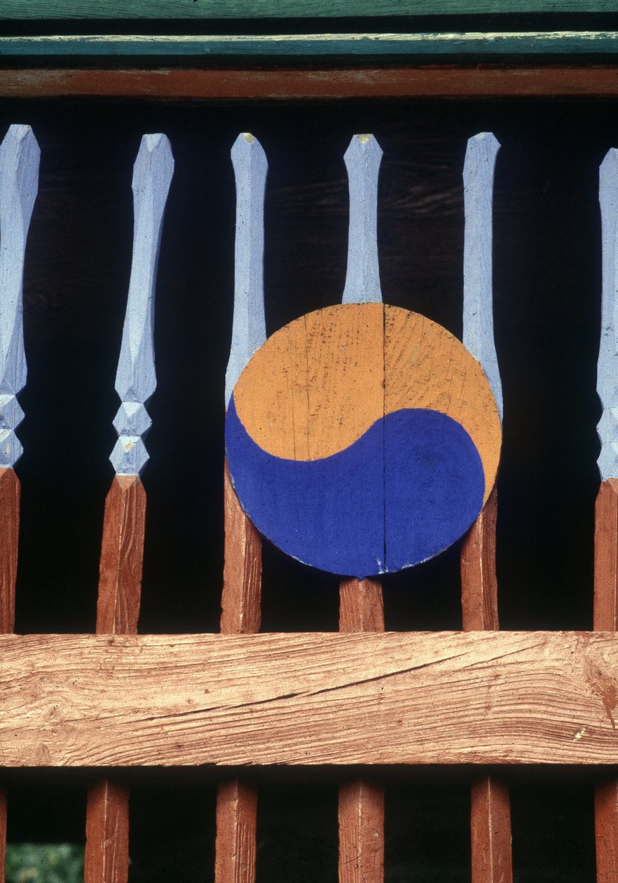 Simbolo Yin e Yang su una barriera di legno (Kree) da School Korean