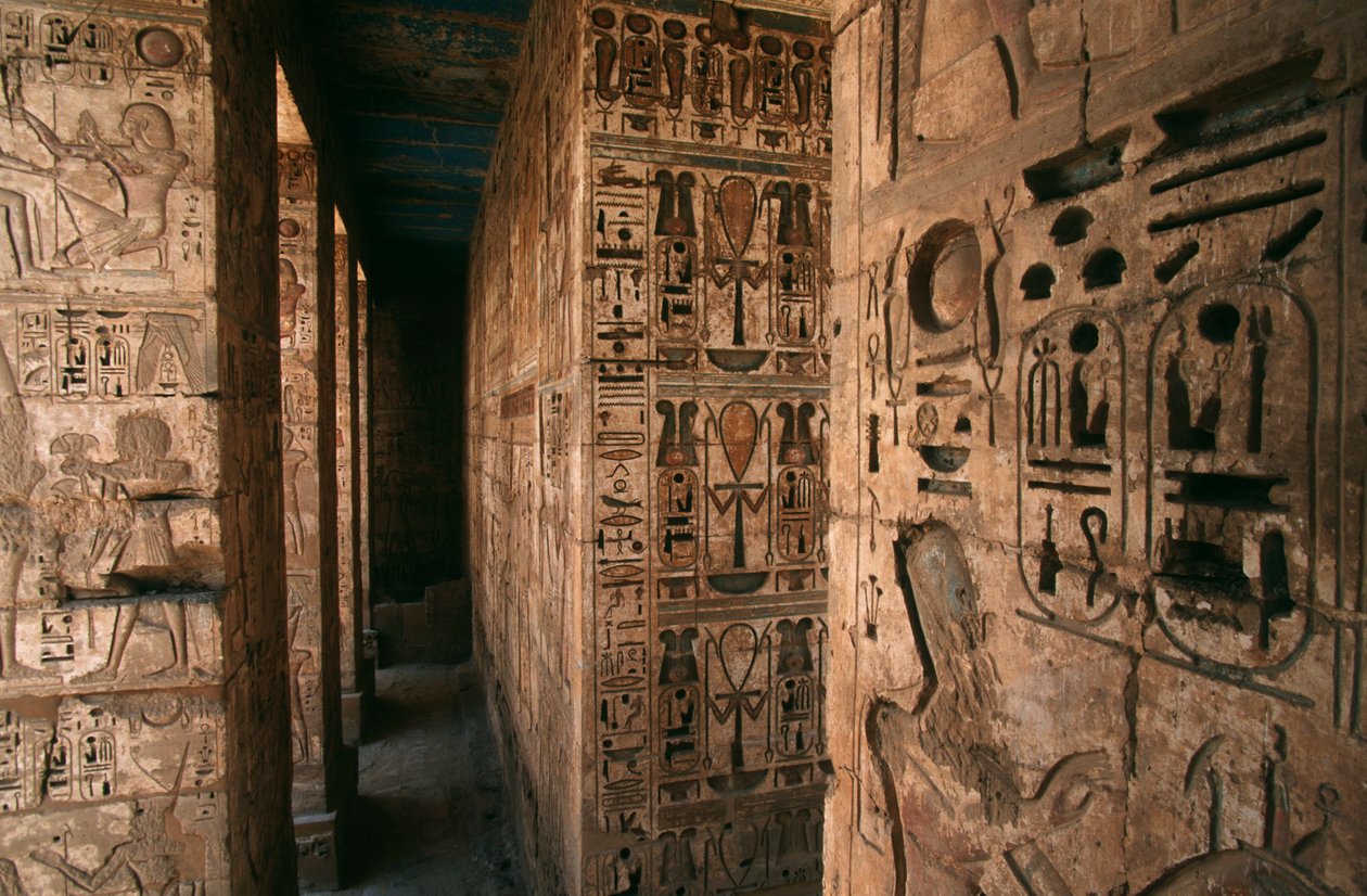 Tempio funerario di Ramses III a Medinet Habu, Luxor. Dettaglio di colonne e pareti scolpite con figure e geroglifici da R. and Smith Simkin