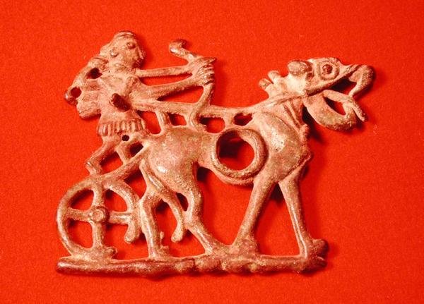 Mordente per cavallo raffigurante un cacciatore sul suo carro, che scocca il suo arco, c.1200-700 a.C. da School Persian