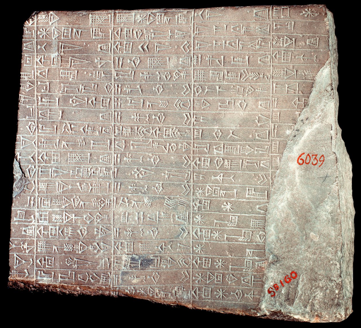 Mesopotamia: stele di calcare con iscrizioni in accadico che commemorano i lavori svolti in onore del dio Inshushinak e i doni a lui offerti; Iran, Susa, 2100 a.C. da School Persian