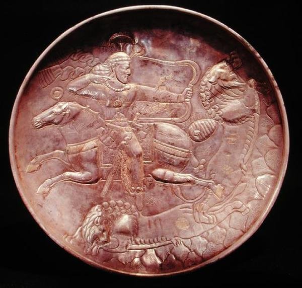 Piatto raffigurante un soldato reale che caccia leoni, VI-VII secolo da School Persian