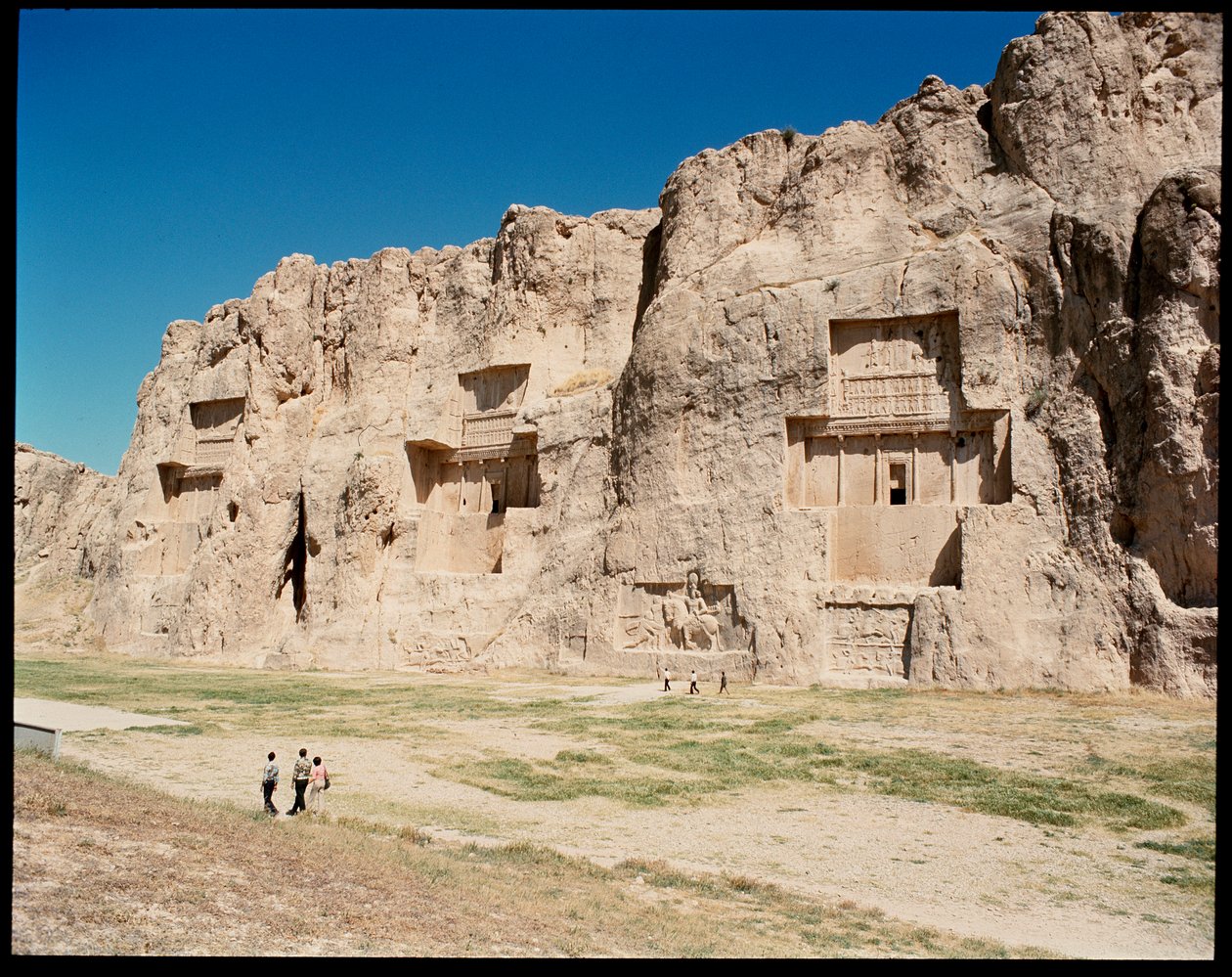 Vista della Necropoli e delle Quattro tombe appartenenti ai re achemenidi da School Persian