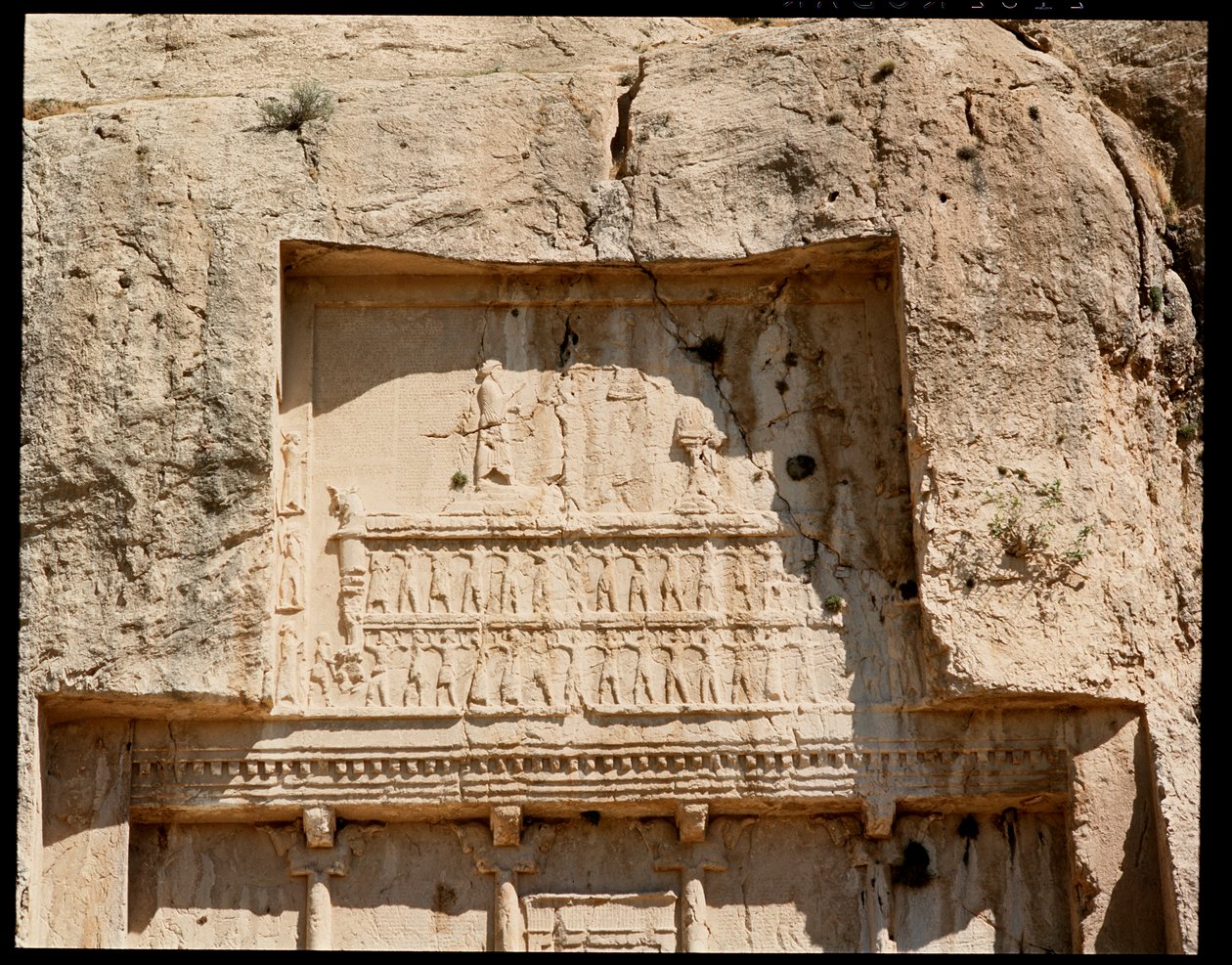Veduta della Necropoli e della tomba di Dario I il Grande con rilievo che lo rappresenta mentre onora il sole da School Persian