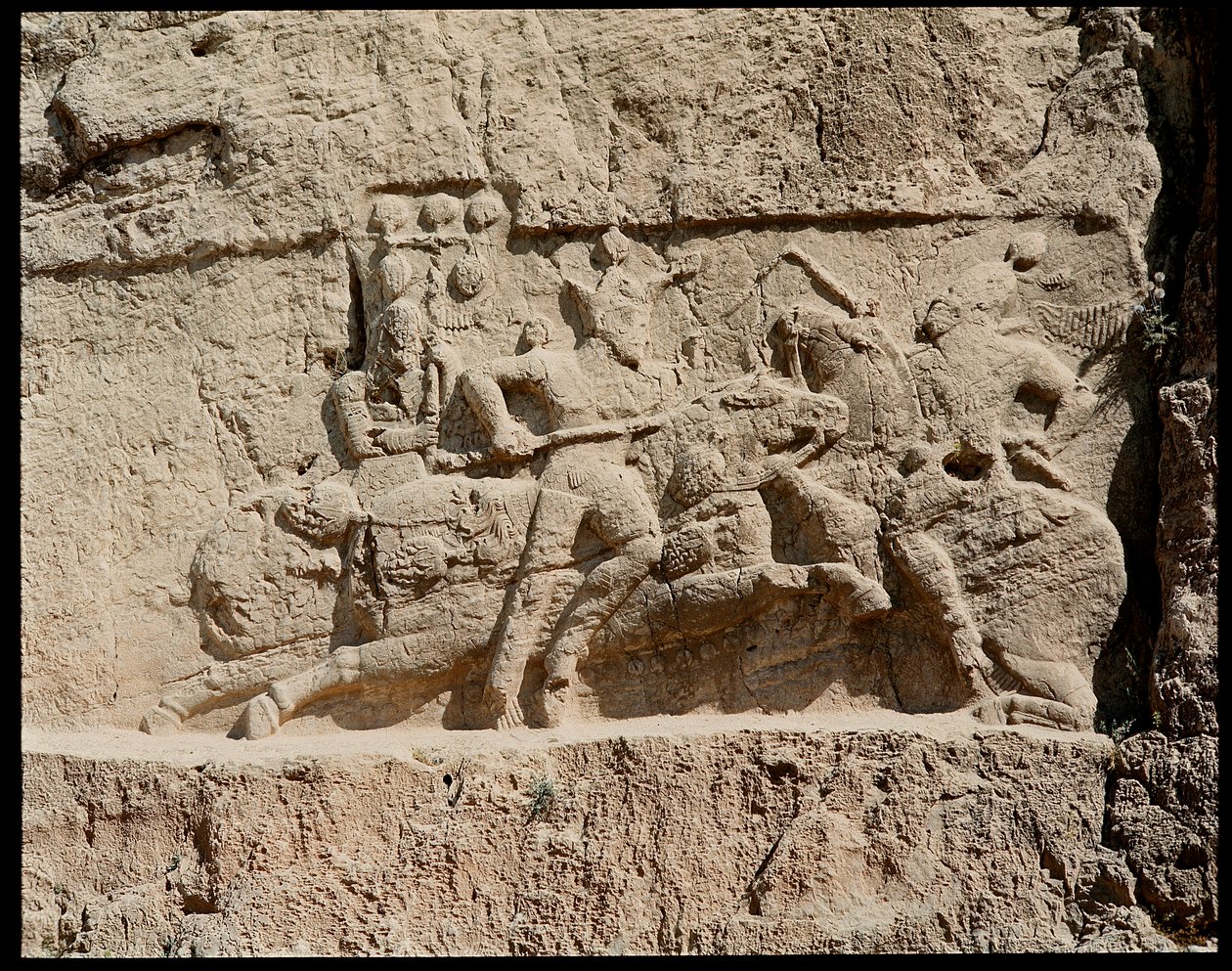 Veduta della Necropoli e delle tombe appartenenti ai re achemenidi, rilievo che rappresenta scene di battaglia da School Persian