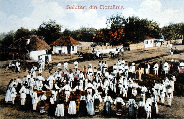 Cartolina raffigurante rumeni che ballano in un villaggio, c.1910 da School Romanian