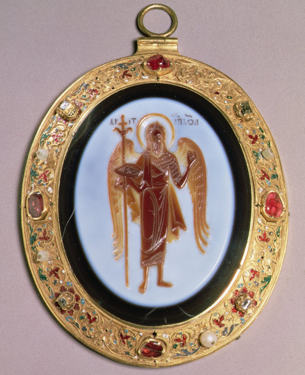 Panagia, sardonica scolpita montata in oro con perle e gioielli con decorazione a filigrana e smalto, Mosca, metà del XVI secolo da School Russian