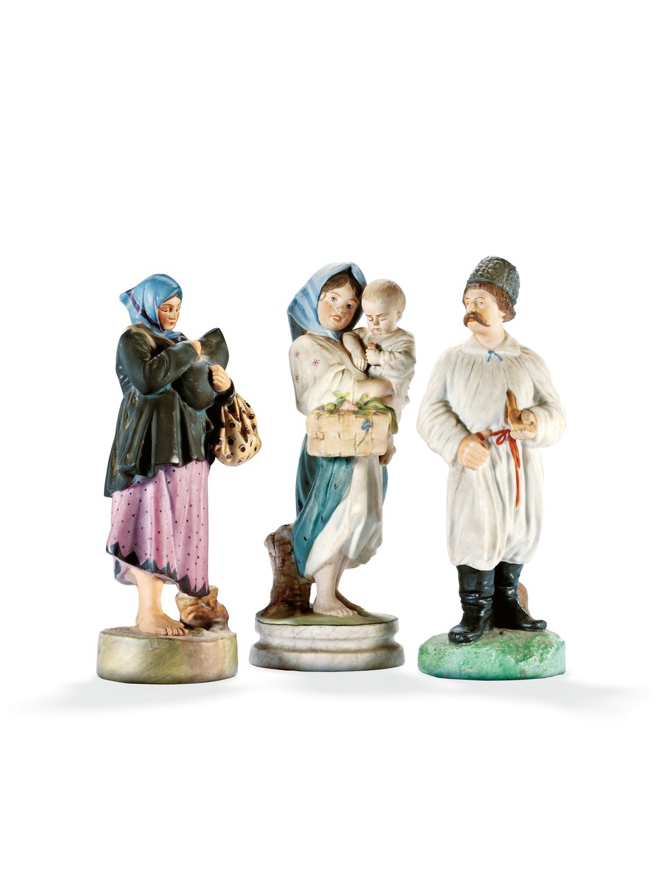 Tre figure in porcellana raffiguranti due donne che tengono bambini, e un cosacco con una pipa, fine XIX secolo da School Russian