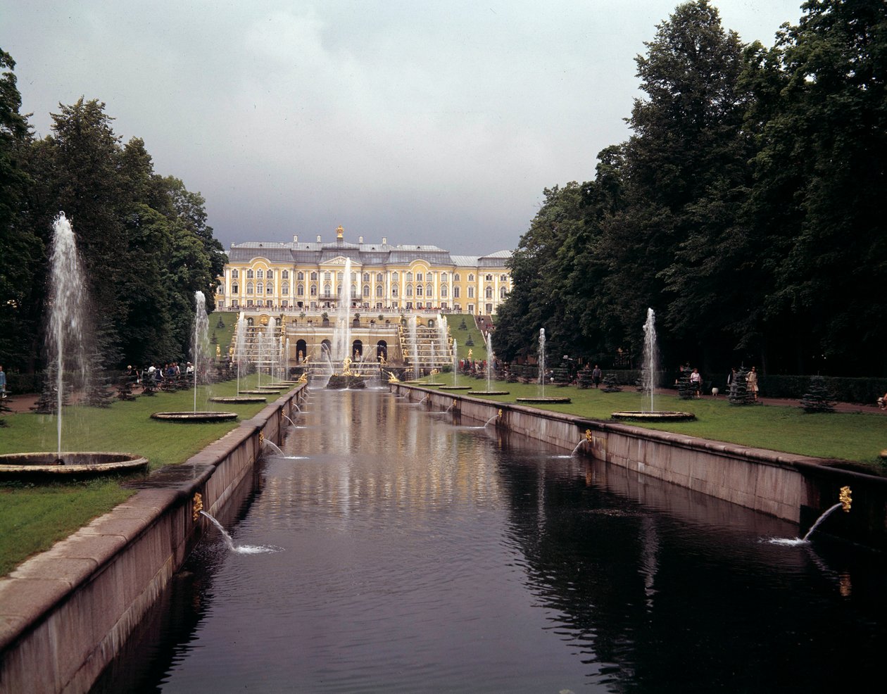 Vista della grande cascata del castello di Peterhof, realizzata sotto Pietro il Grande vicino a San Pietroburgo, Russia da School Russian