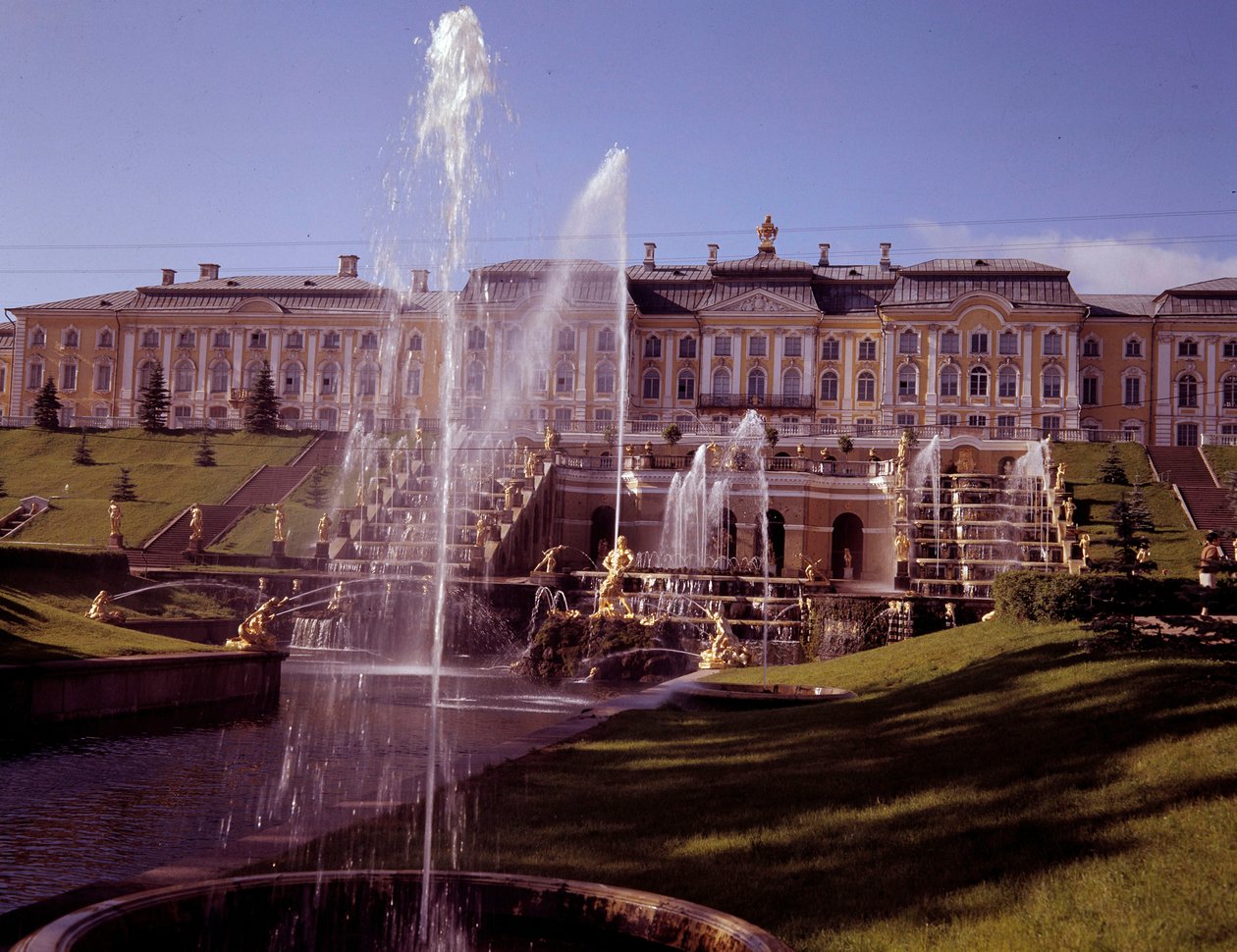 Vista della grande cascata del castello di Peterhof, realizzata sotto Pietro il Grande vicino a San Pietroburgo, Russia da School Russian