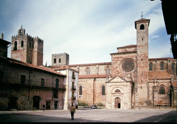 Vista della Cattedrale dalla Plaza Mayor, costruita tra il 1150 e il XIV secolo da School Spanish