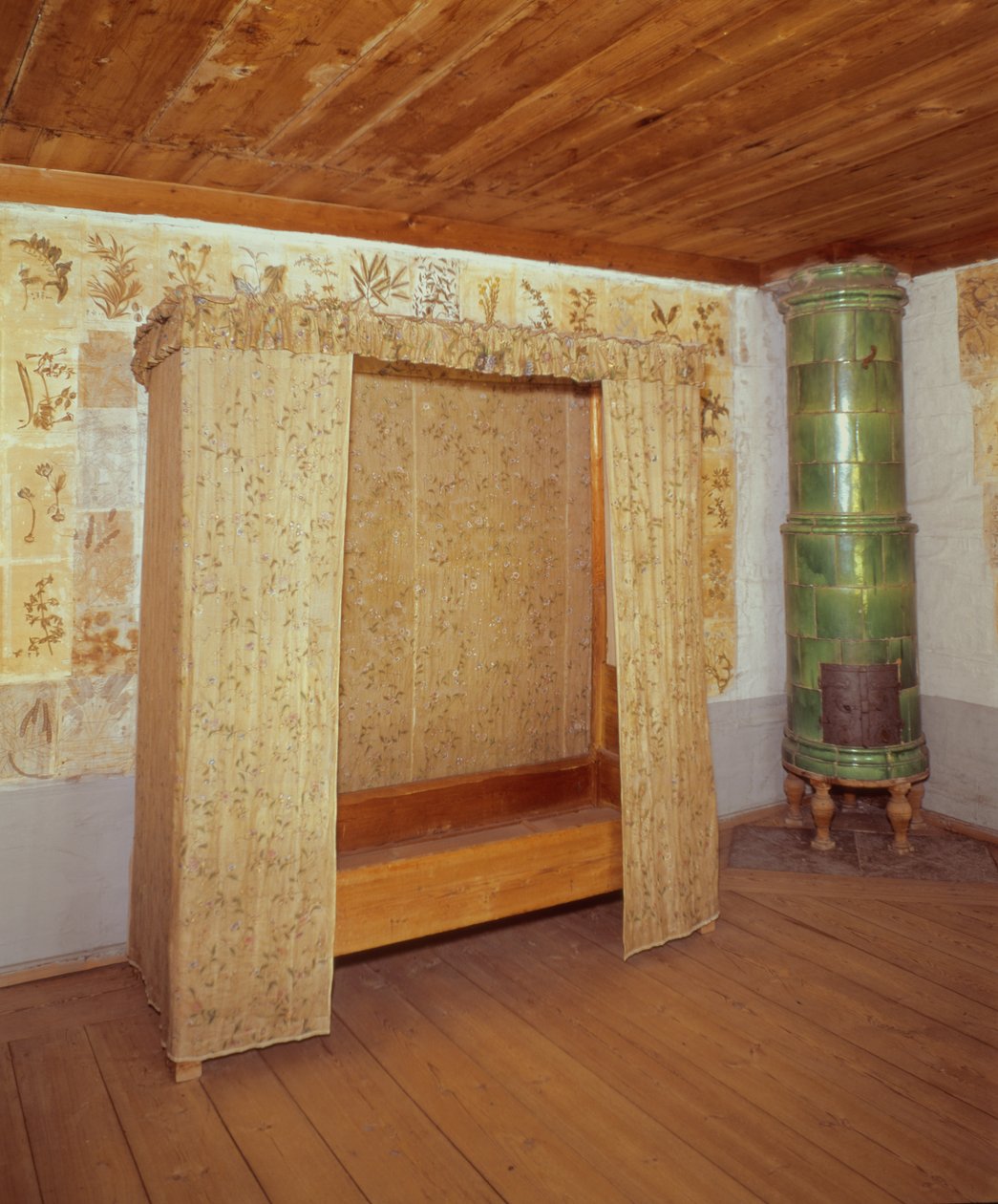 Letto pieghevole e stufa in ceramica nella casa di Carl Linnaeus (1707-78) da School Swedish