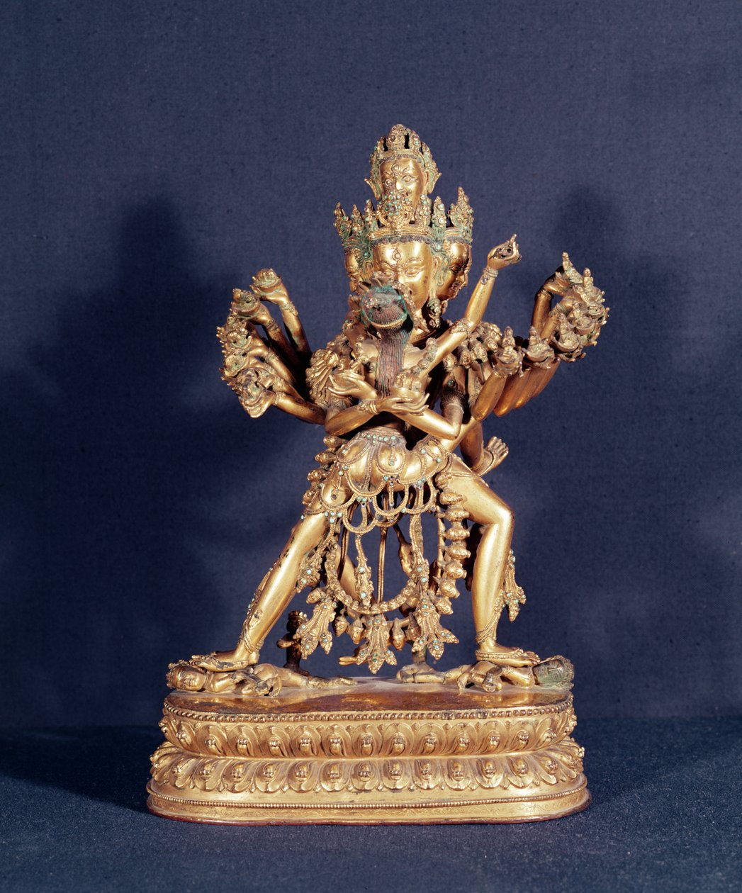 Hevajra e Nairatmya (bronzo dorato con intarsi in argento) da School Tibetan