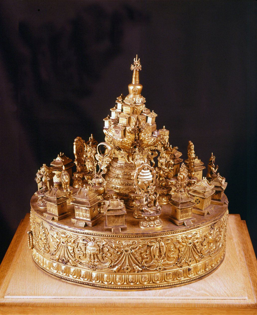 Mandala Tibetano: pezzo raro in bronzo dorato scolpito. Il mandala è una visione del cosmo divino, al centro del quale si trova il Monte Meru, una montagna sormontata dal palazzo del dio supremo Indra e circondata da quattro continenti - Musée Guimet, Pari da School Tibetan