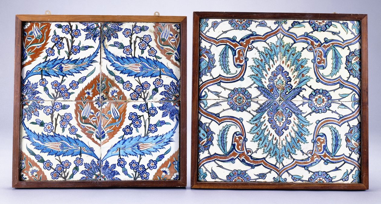Una piastrella di Iznik con fiori di prugno e tulipani, realizzata circa 1570, e una piastrella di Iznik del XVII secolo con palmetta rossa e blu, c.1570 ; XVII secolo da School Turkish