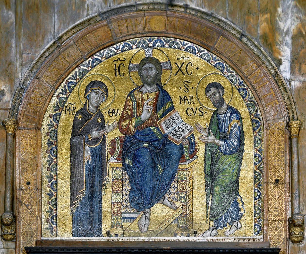 Architettura bizantina: Cristo in maestà tra la Vergine e San Marco (Deesis), mosaici realizzati da artisti veneziani e ridisegnati nel XVI secolo. Abside. Basilica di San Marco, Venezia da School Veneto Byzantine