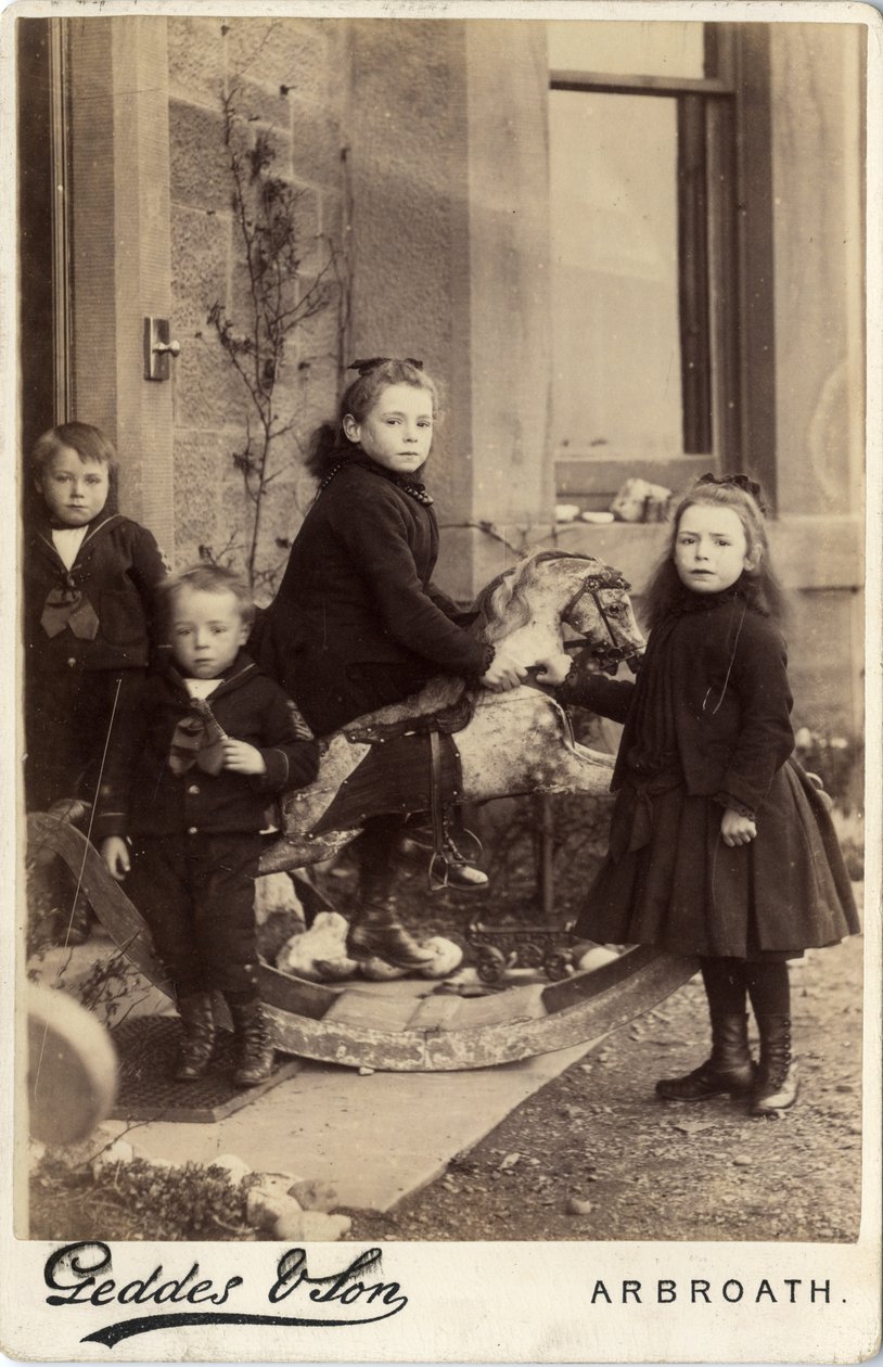 Gruppo di Bambini e il loro Cavallo a Dondolo da Scottish Photographer