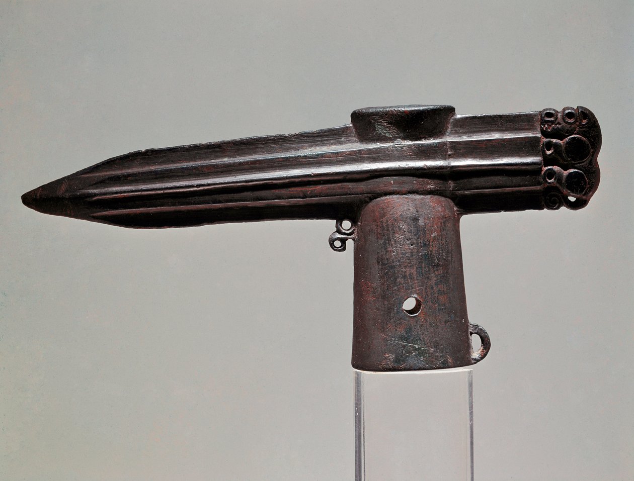 Arte scita: ascia di bronzo dalla regione di Krasnoyarsk (Siberia e Altai). VII - II secolo a.C. San Pietroburgo, Museo dell