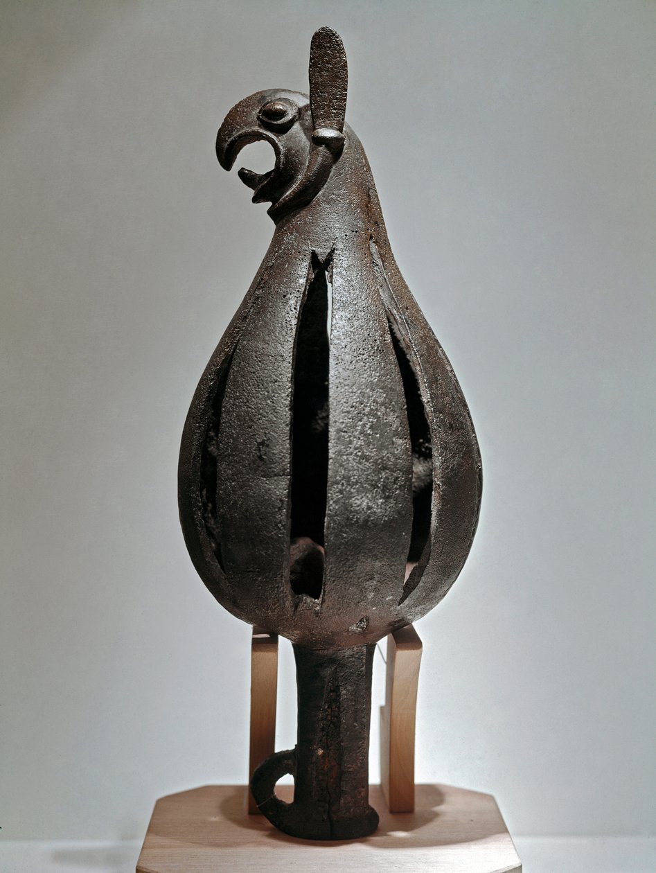 Arte scita: ornamento a forma di grifone con testa d