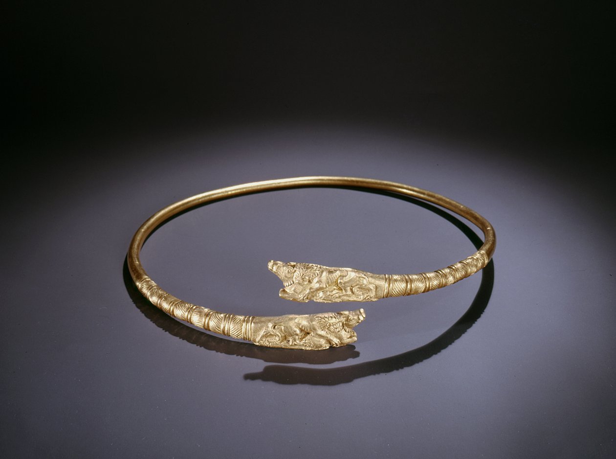 Torque con leoni che attaccano cinghiali alle estremità da Scythian