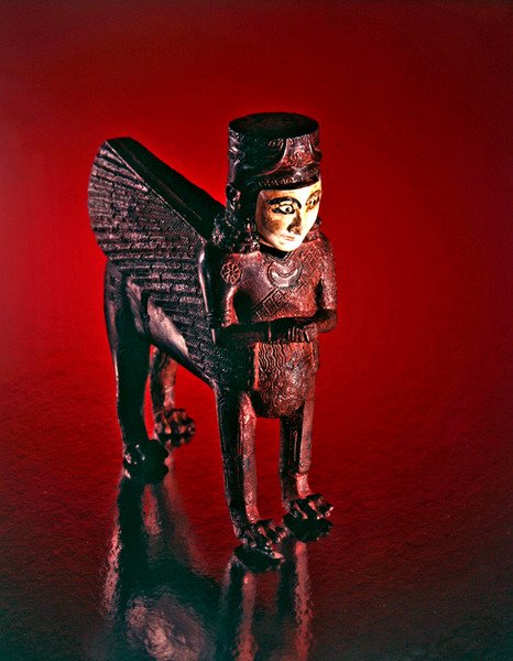 Leone alato con torso femminile, figura da un trono (bronzo e pietra intarsiata) da Scythian