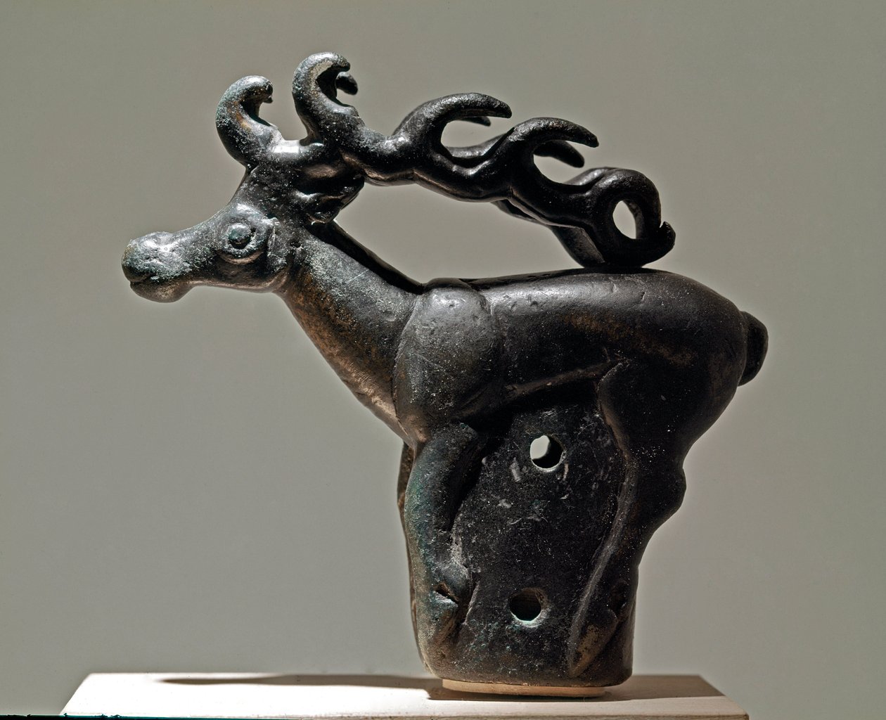 Arte scita: copertura zoomorfa raffigurante un cervo. Oggetto in bronzo del VI-II secolo a.C. Museo dell