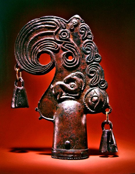 Finiale, testa di uccello fantastico decorata con animali, un occhio umano e campane, V-VI secolo a.C. da Scythian Scythian