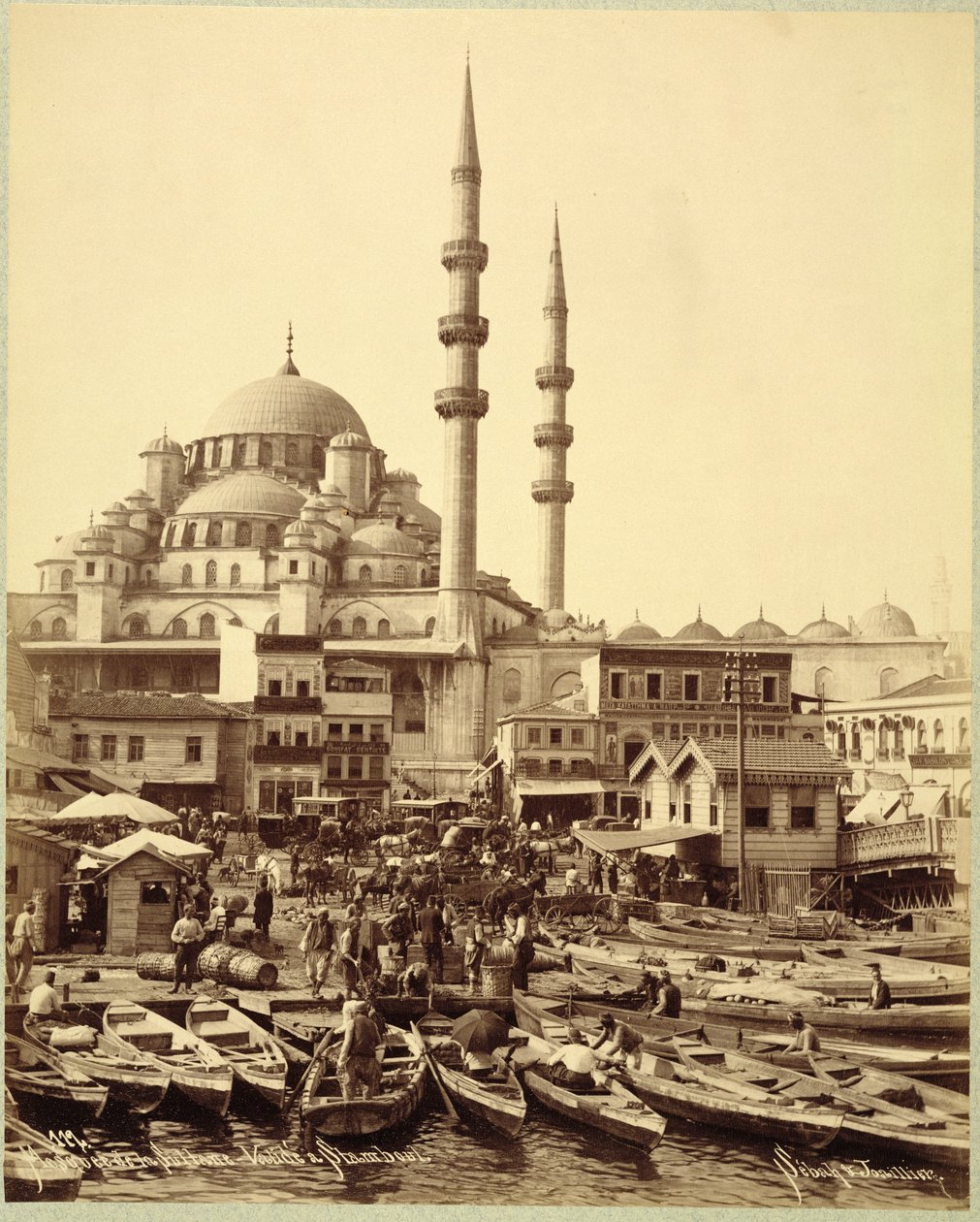 Moschea di Santa Sofia e barche da pesca sulla riva del Bosforo, Istanbul, c.1890 da Sebah and Joaillier