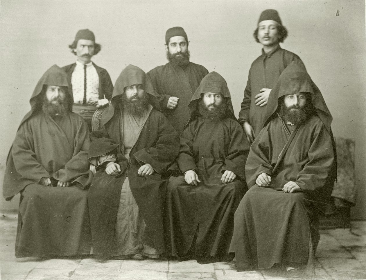 Gruppo di 4 sacerdoti armeni e 3 altri nel cortile dell