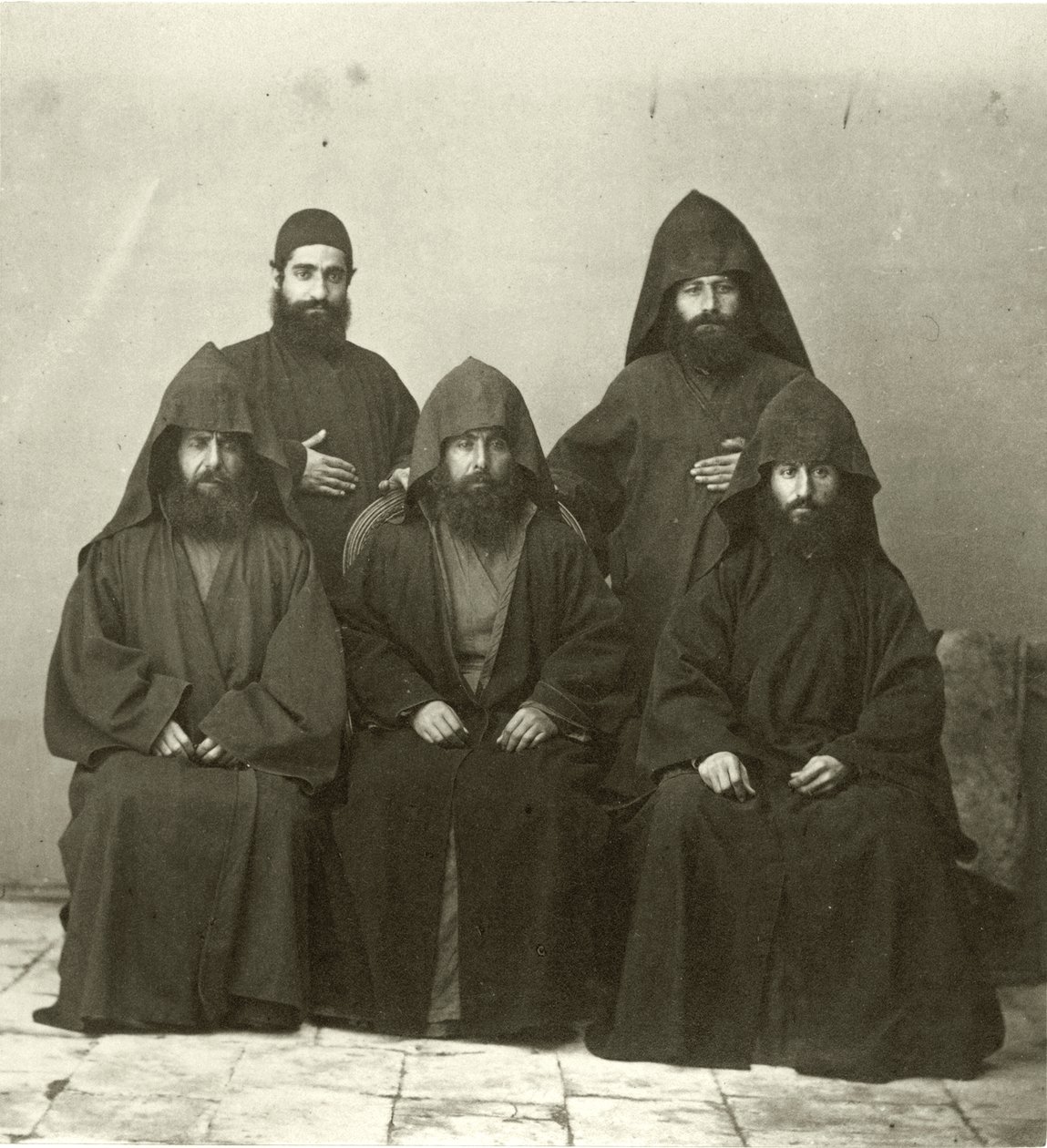 Gruppo di 5 sacerdoti armeni nel cortile del Mediterranean Hotel, Gerusalemme, 1867 da Sergeant Henry Phillips