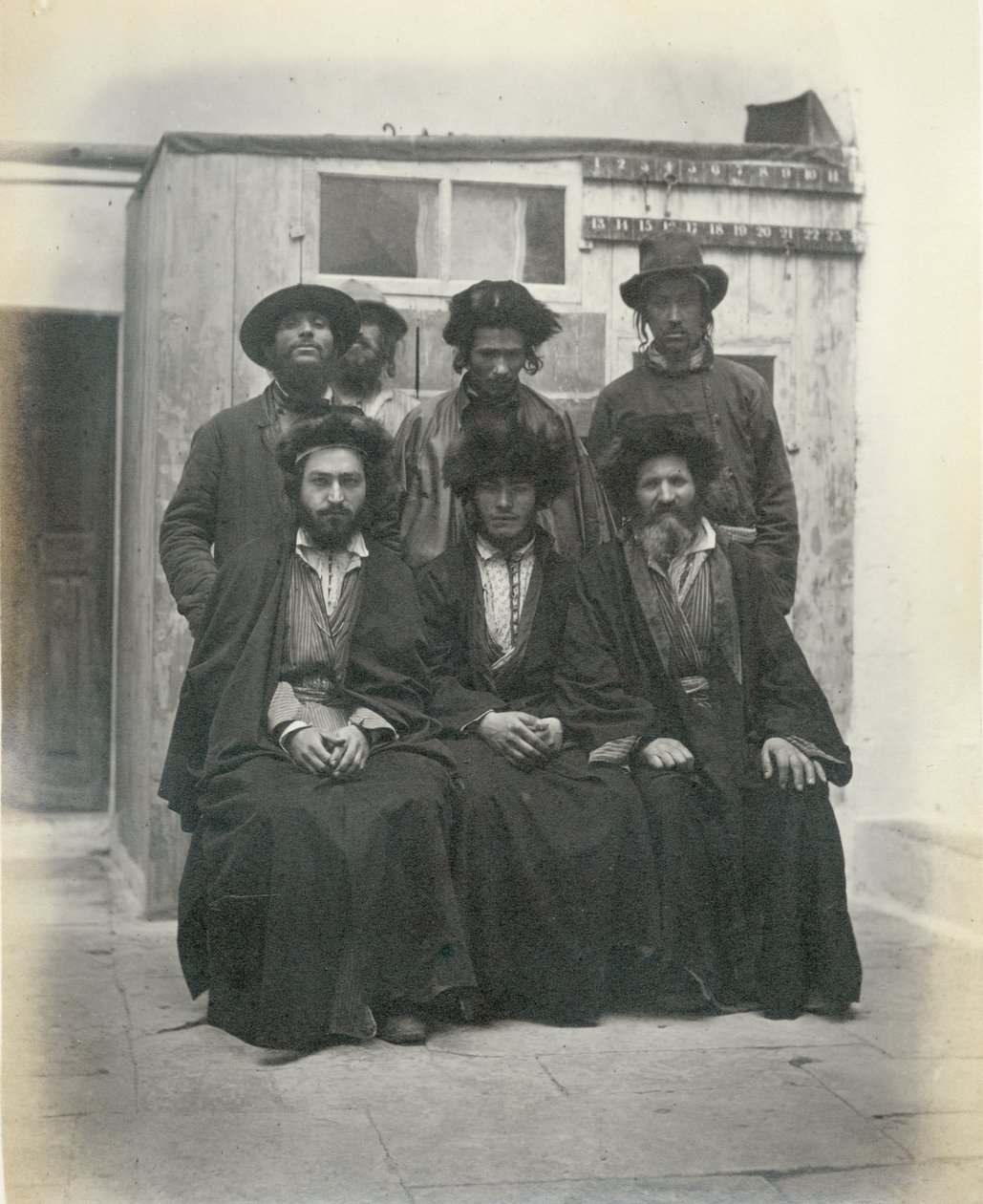 Gruppo di 7 ebrei polacchi nel cortile del Mediterranean Hotel, Gerusalemme, 1867 da Sergeant Henry Phillips