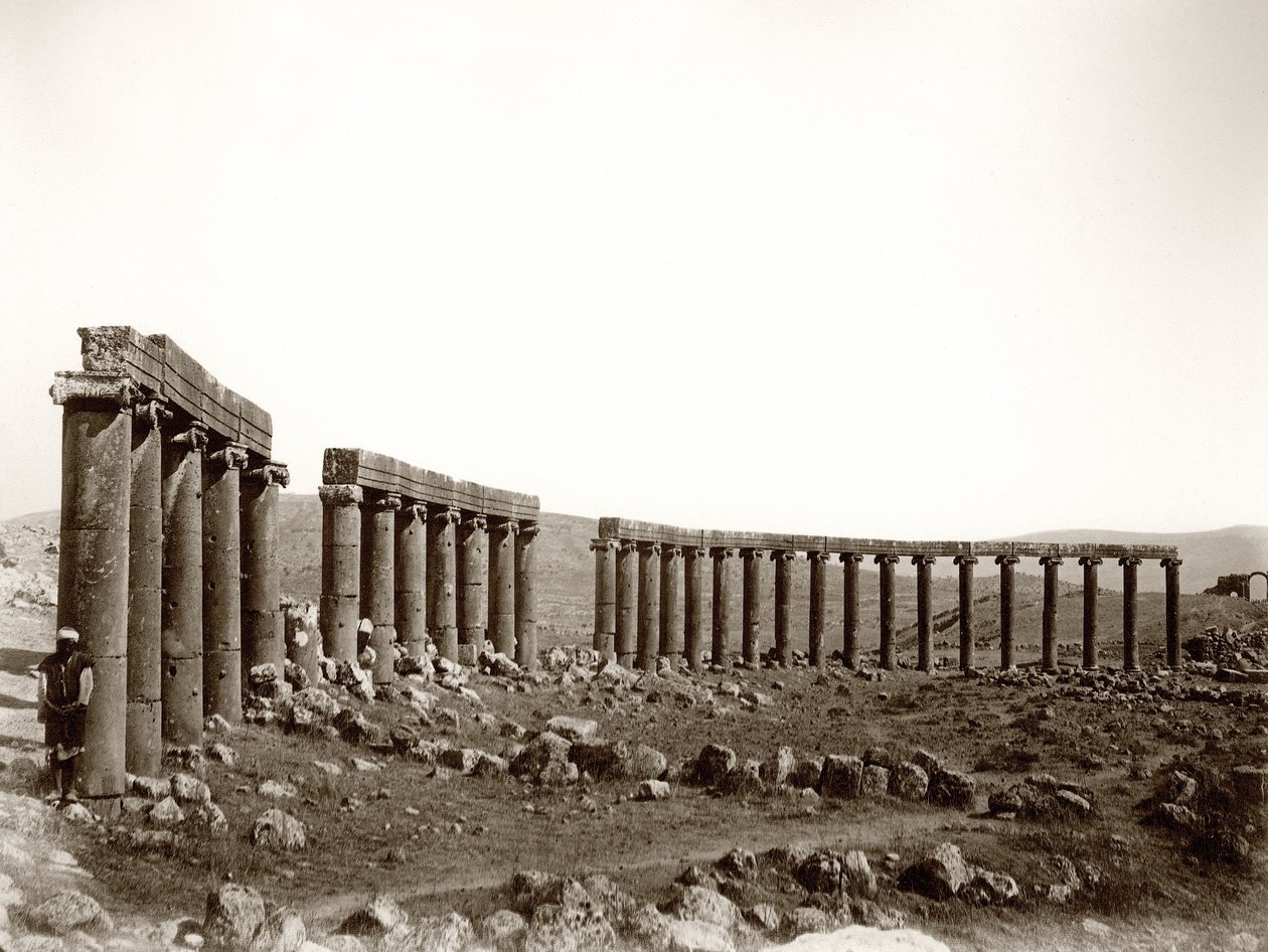 La piazza colonnata ovale da nord-ovest, Jerash, 1867 da Sergeant Henry Phillips